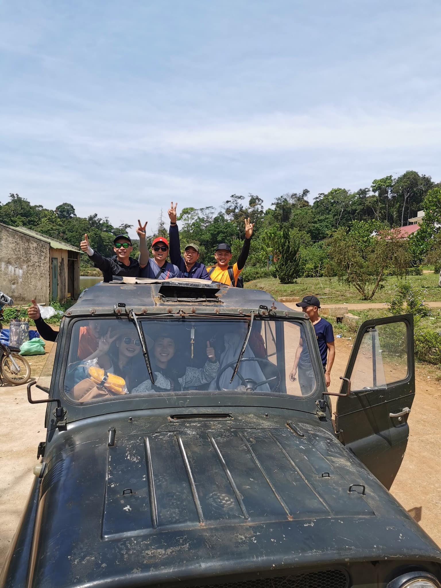 Xe jeep vào rừng